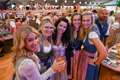 Oktoberfest, Club-Partys, Simmetreffen und Chorfest: Sieben Tipps für diese Woche in Chemnitz - Das Chemnitzer Oktoberfest auf dem Hartmannplatz hat begonnen: mit Dirndl, Weißwurst und Maß Weißbier.