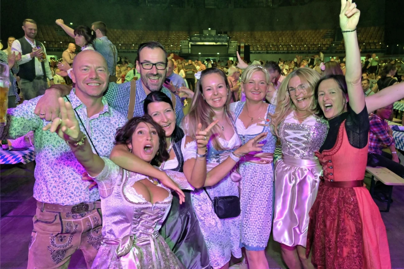 Oktoberfest mit Steigerlied 2500 Besucher feiern in der Stadthalle Zwickau