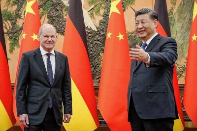 Olaf Scholz in China: Staatsbesuch in der "Null-Covid"-Bastion - Chinas Staatschef Xi Jinping (rechts) empfängt Bundeskanzler Olaf Scholz in der Osthalle der Großen Halle des Volkes in Peking. Es ist der erste Besuch für Scholz als Kanzler in China.