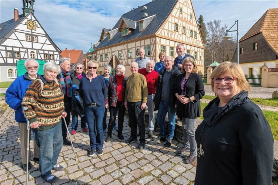 Olbernhau: Familientreffen wird zur "Rückkehr ins Paradies" - Antje Bräuer (vorn rechts) und weitere Mitglieder der Familie Bokemeyer trafen sich an der einstigen Wirkungsstätte ihrer Vorfahren in Olbernhau. 