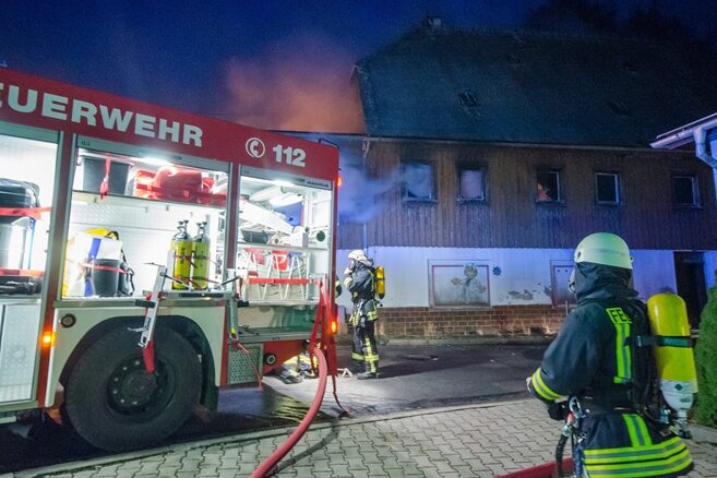 Olbernhau: Feuerwehr löscht Brand in leer stehendem Haus - 