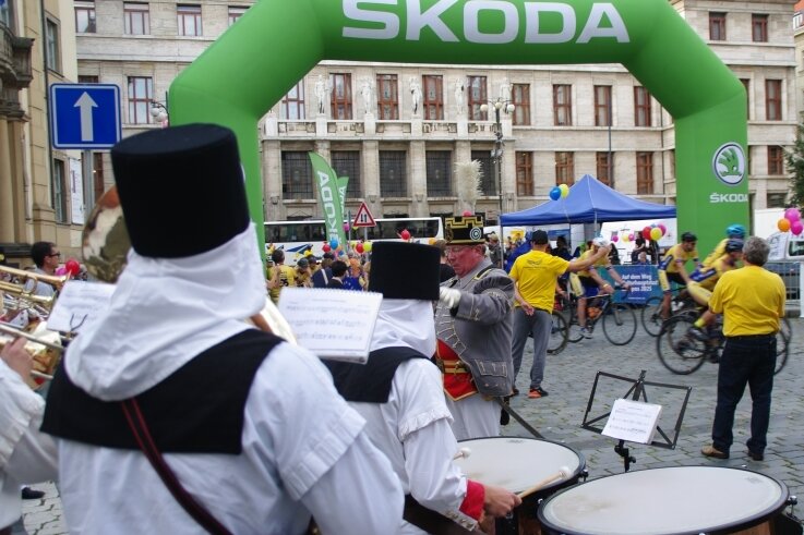 Olbernhau ganz groß bei kleiner Friedensfahrt vertreten - Zur Etappenankunft der Europäischen Friedensfahrt am Samstag in Prag wurde vom Musikkorps Olbernhau und seinem ersten Trompeter Jan Vogel die Fanfare der Internationalen Friedensfahrt intoniert. 