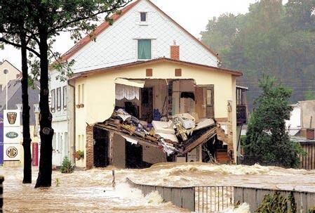 Olbernhau: Im Katastrophengebiet unterwegs - Das Haus Grünthaler Straße 49 hielt den Wassermassen nicht Stand.