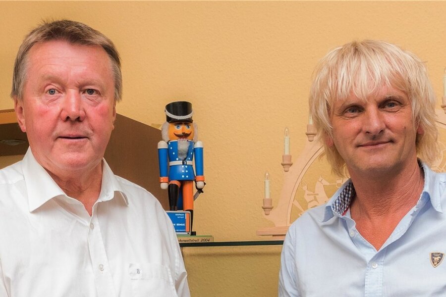 Der alte und der neue Bürgermeister: Heinz-Peter Haustein (links) gratuliert seinem Nachfolger Jörg Klaffenbach. 