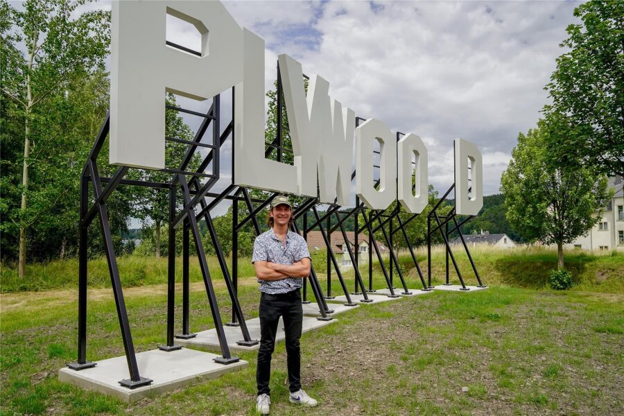 Olbernhau: Kunstwerk zum Kulturhauptstadtjahr offiziell eingeweiht - Der Künstler Jay Gard vor seiner Skulptur Plywood.
