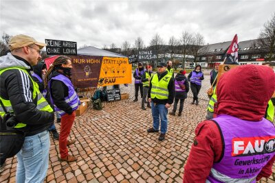 Olbernhau: Linke Gewerkschaft protestiert wegen einbehaltenem Lohn - Rund 30 Menschen haben am Samstag auf dem Gessingplatz in Olbernhau protestiert.