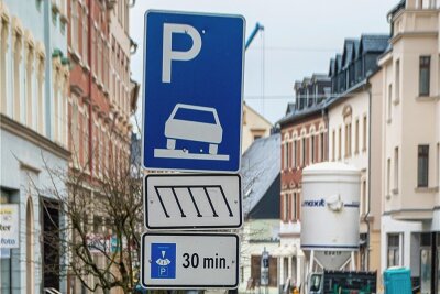 Olbernhau: Parken in der Einkaufsstraße bleibt heiß diskutiert - Maximal 30 Minuten darf in der inneren Grünthaler Straße geparkt werden. 