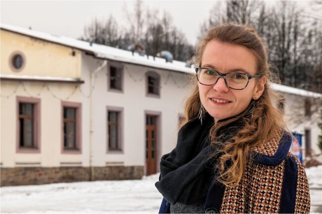 Olbernhau saniert Theater Variabel, doch der Spielbetrieb soll weiterlaufen - Juliane Röber vor dem Olbernhauer Theater Variabel. 
