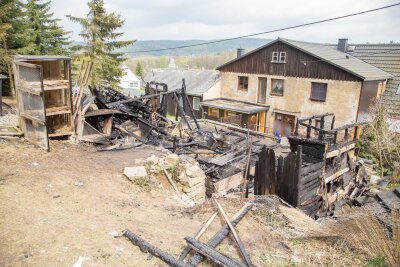 Olbernhau: Scheune brennt komplett nieder - 25 Kaninchen sterben - Bei einem Scheunenbrand am Sonntagmorgen in Olbernhau gab es einen Verletzten.