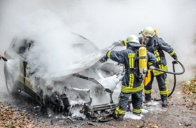 Olbernhau/Seiffen: VW auf der Staatsstraße 213 in Flammen - Rettungskräfte der Freiwilligen Feuerwehren Oberneuschönberg, Olbernhau und Seiffen konnten zwar den Brand löschen, das Fahrzeug aber nicht mehr retten.
