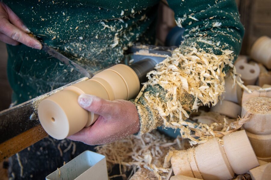 Olbernhau: Treffpunkt für Drechsler aus dem In- und Ausland - Holzspielzeugmacher Markus Füchtner drechselt in seiner Werkstatt in Seiffen Grundkörper für einen Nussknacker.