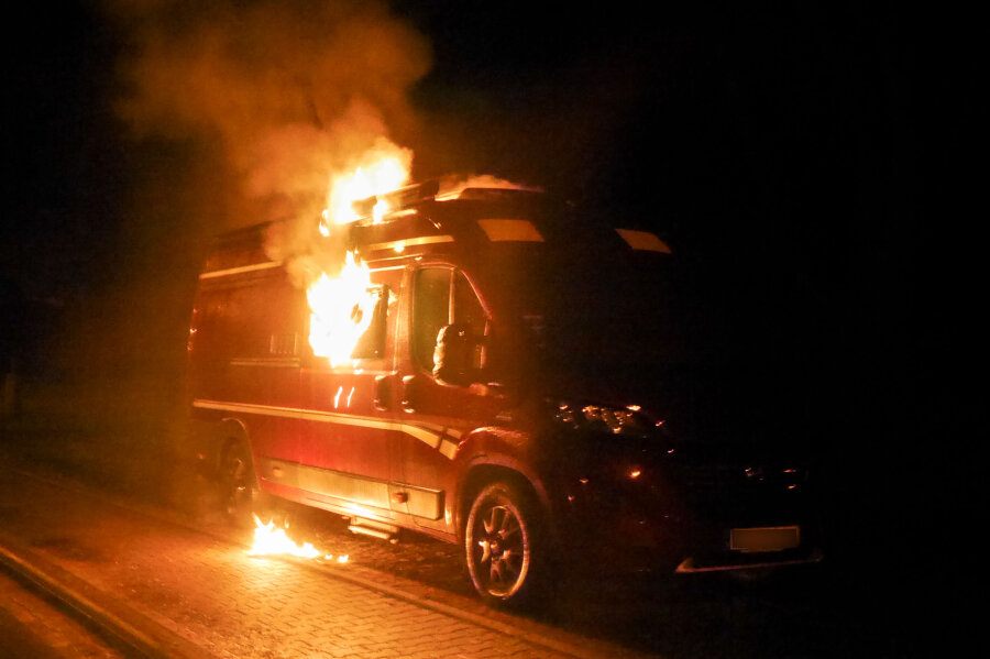Olbernhau: Wohnmobilbrand - 75.000 Euro Schaden - In der Nacht zu Donnerstag ist in Olbernhau ein Wohnmobil in Brand geraten.