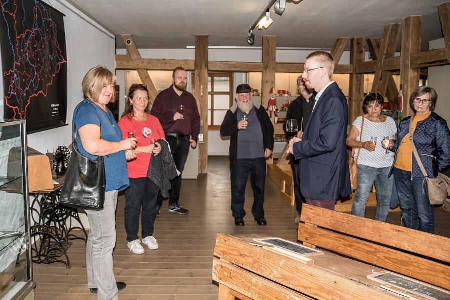 Olbernhau: Zwei Ausstellungen unter einem Dach eröffnet - Museumsdirektor Lasse Eggers (M.) in der Sonderausstellung „Olbernhauer Schulgeschichten“.