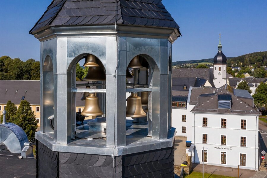 Olbernhauer Glockenknatsch: Stadt, Anwohner und DRK geraten aneinander - Im Turm des ehemaligen Kaiserlichen Postamtes, unweit der Stadtkirche, sind die 18 Bronzeglocken untergebracht.