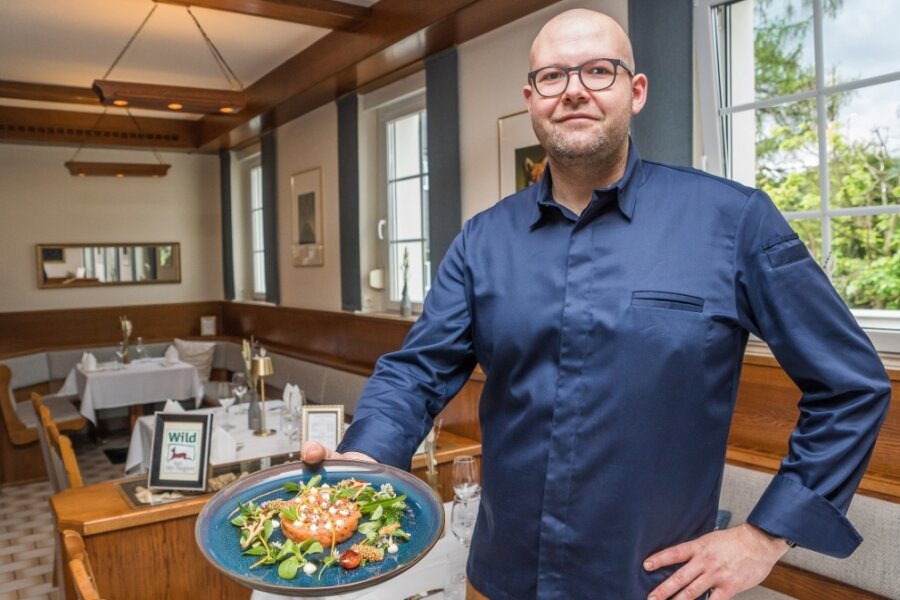 Jens Franke ist neuer Inhaber des Restaurants "Zum Berghof". In seine Gerichte steckt er viel Arbeit, wie in das mit Wildkräutern und essbaren Blüten verzierte Tatar aus der Hallbacher Lachsforelle.