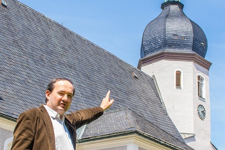 Pfarrer Franz Scheunpflug möchte gern das Dach der Stadtkirche sanieren lassen. Es ist in die Jahre gekommen. 
