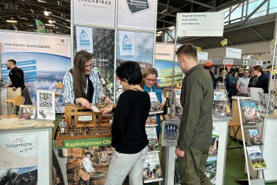 Olbernhauer Touristikerinnen bei Reisemesse in München - Bei Julia Biermann (l.) und Jana Glöckner waren unter anderem Caravaning-Stellplätze gefragt.