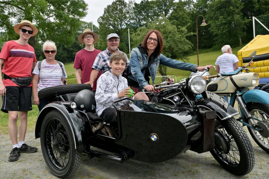 Oldtimer haben sich beim Sommerfest getroffen - Auf der BMW R12 – vorn Katja Schmidt und ihr Sohn Jakob Schmidt aus Hormersdorf und dahinter Christian Niclas.