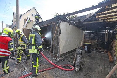 Oldtimer-Motorrad bei Feuer in Wernsdorf zerstört - Eine Garage in Wernsdorf ist am Mittwoch in Brand geraten.
