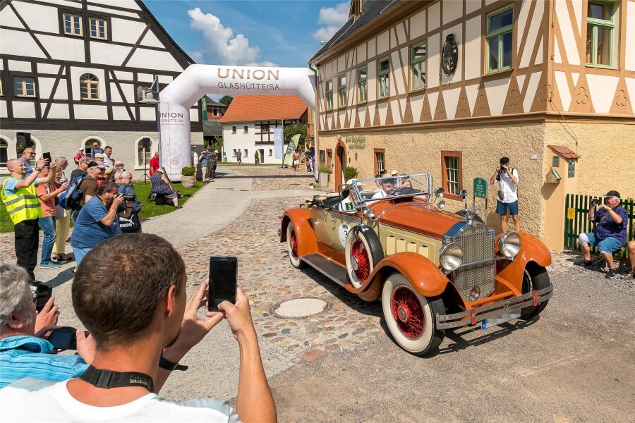 Oldtimer werden in Olbernhau von Technik-Fans begrüßt - Die ankommenden Fahrzeuge, wie dieser 1929 gebaute Packard Straight Eight, wurden von den Besuchern empfangen.