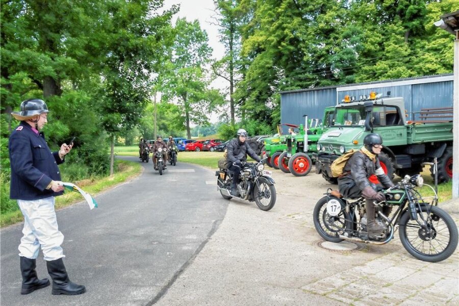 Oldtimerrallye Kriebstein zieht mit historischen Motorrädern Blicke auf sich - Die Oldtimerfreunde Grünlichtenberg hatten die Zufahrt mit historischen Landmaschinen markiert.