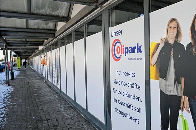 Olipark: Bäckerei schließt, Pop Up öffnet - Statt einladender Schaufenster sind viele Läden nur mit Werbung geschmückt, weil es dahinter keine Angebote gibt. Der Leerstand nimmt zu. 