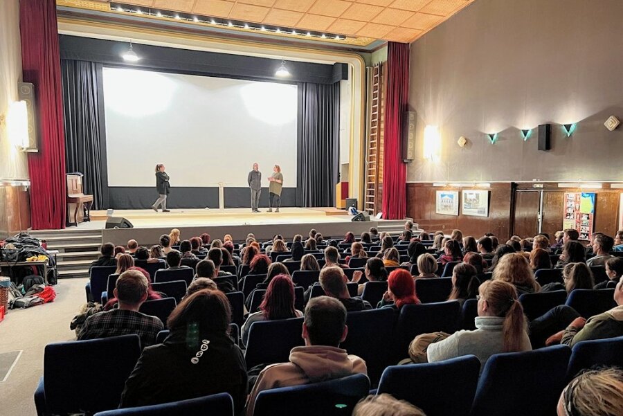 Zur Vorbereitung des Kinotags am Samstag in Frankenberg besuchten circa 300 Schüler der Sächsischen Sozialakademie gGmbH am Dienstag das Welt-Theater. Foto: Ingolf Rosendahl