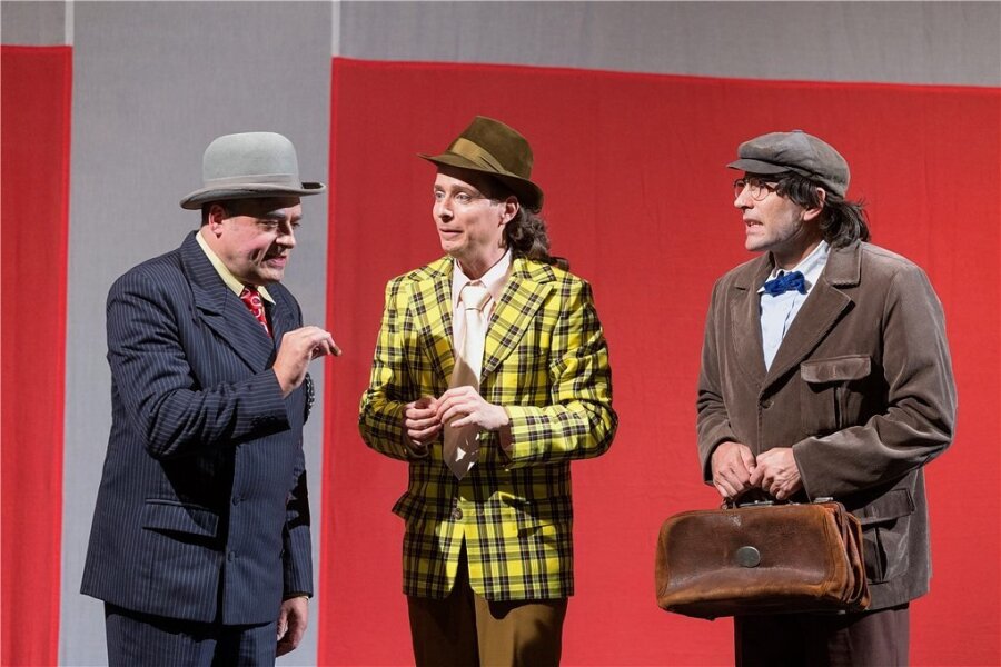 Olsenbande sprengt sich durchs Theater - Von den Socken: Udo Prucha als Egon Olsen, Maximilian Nowka als Benny und Nenad Žanić als Kjeld (von links). 