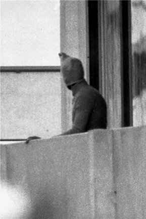 5. September 1972: Ein arabischer Terrorist zeigt sich auf dem Balkon des israelischen Mannschaftsquartiers im Olympischen Dorf.