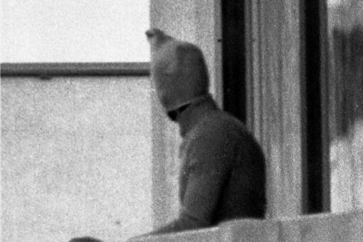 5. September 1972: Ein arabischer Terrorist zeigt sich auf dem Balkon des israelischen Mannschaftsquartiers im Olympischen Dorf.