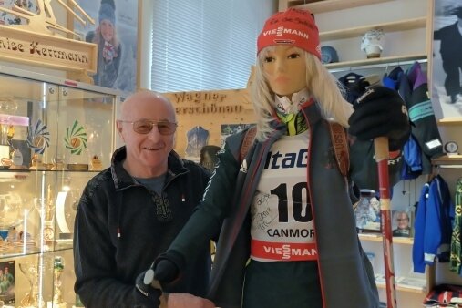 Die Skitruhe hat zu ihrer Eröffnung vor zwei Jahren von den Eltern von Biathletin Denise Herrmann Exponate bekommen. Nachdem die aus Bockau stammende Sportlerin Olympiasiegerin wurde, freut sich Vereinsvorstand Gottfried Fuchs umso mehr darüber. 