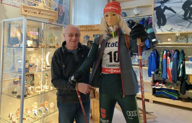 Olympia: Das findet man in der Skitruhe - Der Verein "Historische Skitruhe Schönheide" hat zu seiner Eröffnung vor zwei Jahren von den Eltern von Biathletin Denise Herrmann Exponate bekommen. Nachdem die aus Bockau stammende Sportlerin Olympiasiegerin wurde, freut sich Gottfried Fuchs um so mehr darüber. 