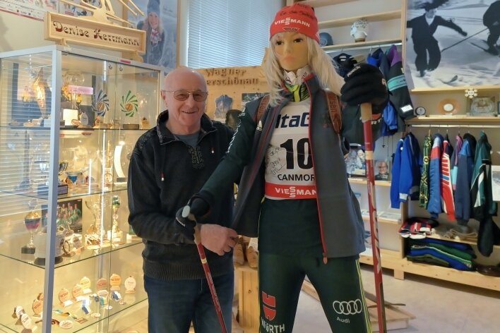 Der Verein "Historische Skitruhe Schönheide" hat zu seiner Eröffnung vor zwei Jahren von den Eltern von Biathletin Denise Herrmann Exponate bekommen. Nachdem die aus Bockau stammende Sportlerin Olympiasiegerin wurde, freut sich Gottfried Fuchs um so mehr darüber. 
