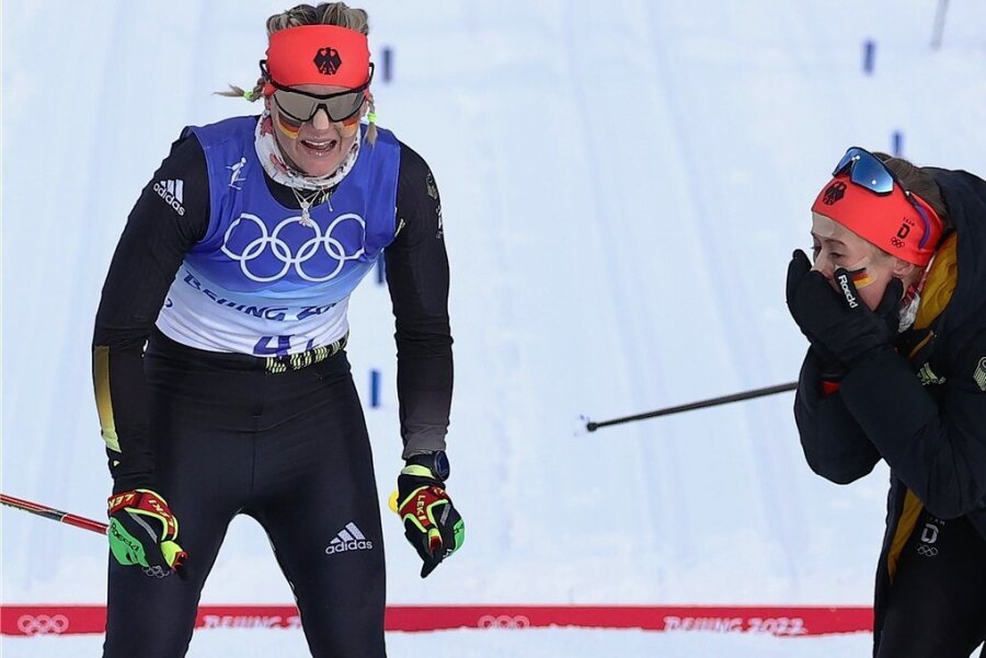 Diese Szene hat Potenzial für das Bild dieser Winterspiele: Katharina Hennig schlägt die Hände vors Gesicht, kann es nicht fassen, dass Victoria Carl als Erste über die Ziellinie fuhr. 