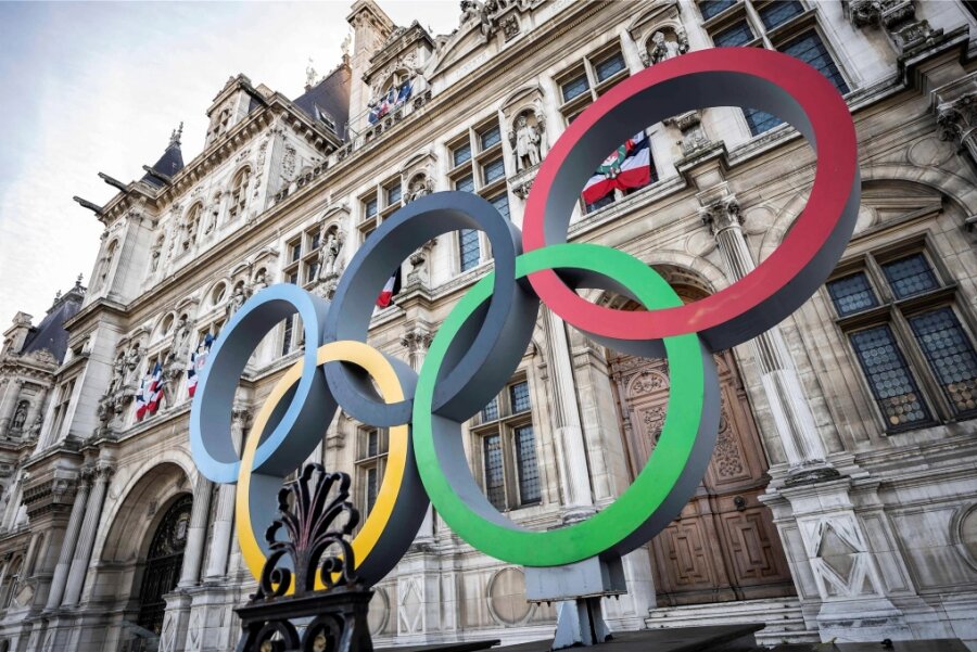 Olympia in Frankreich: Ein kleines bisschen Vorfreude - Die olympischen Ringe vor dem Pariser Rathaus. Sieben Millionen Besucher werden in Frankreichs Hauptstadt in den zwei Wochen im nächsten Sommer erwartet, hinzu kommen 250.000 Journalisten und mehr als 10.000 Athleten sowie deren Begleiter. 