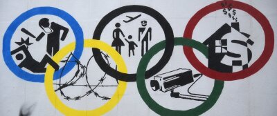 Olympia? Nein, danke! - Eigentlich stehen die Olympischen Ringe für die fünf Kontinente. Dieses Plakat an der Roten Flora - einem linken Kulturzentrum im Hamburger Schanzenviertel - füllt das Symbol der Spiele mit Kritik.