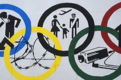 Olympia? Nein, danke! - Eigentlich stehen die Olympischen Ringe für die fünf Kontinente. Dieses Plakat an der Roten Flora - einem linken Kulturzentrum im Hamburger Schanzenviertel - füllt das Symbol der Spiele mit Kritik.