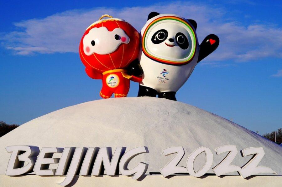 Olympia-Quiz: Hauptgewinner fährt ins Weißflog-Hotel - Bing Dwen Dwen (rechts), offizielles Maskottchen der Olympischen Winterspiele 2022, und Shuey Rhon Rhon, Maskottchen der Paralympics 2022, grüßen an der Beichen Road nahe dem Nationalstadion. 