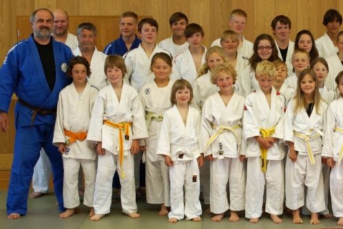 Olympia-Zweite gibt Gornauern Tipps - Die Gornauer Judoka lernten im Training mit der international erfolgreichen Kerstin Thiele (vorn rechts) viel dazu.