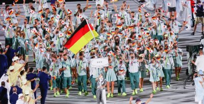 Olympiahelden jubeln und leiden mit - Einmarsch der deutschen Delegation zur Eröffnungsfeier der Olympischen Spiele in Tokio. 
