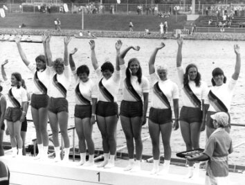 Olympiasiegerin Brigitte Ahrenholz ist tot - Die Ruderinnen des DDR-Frauen-Achters mit Brigitte Ahrenholz (Vierte von links) gewannen Gold bei den Olympischen Sommerspielen 1976 in Montreal, Kanada.