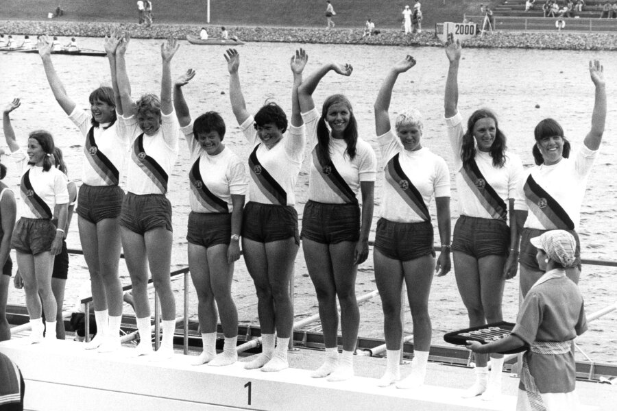 Olympiasiegerin Brigitte Ahrenholz ist tot - Die Ruderinnen des DDR-Frauen-Achters mit Brigitte Ahrenholz (Vierte von links) gewannen Gold bei den Olympischen Sommerspielen 1976 in Montreal, Kanada.