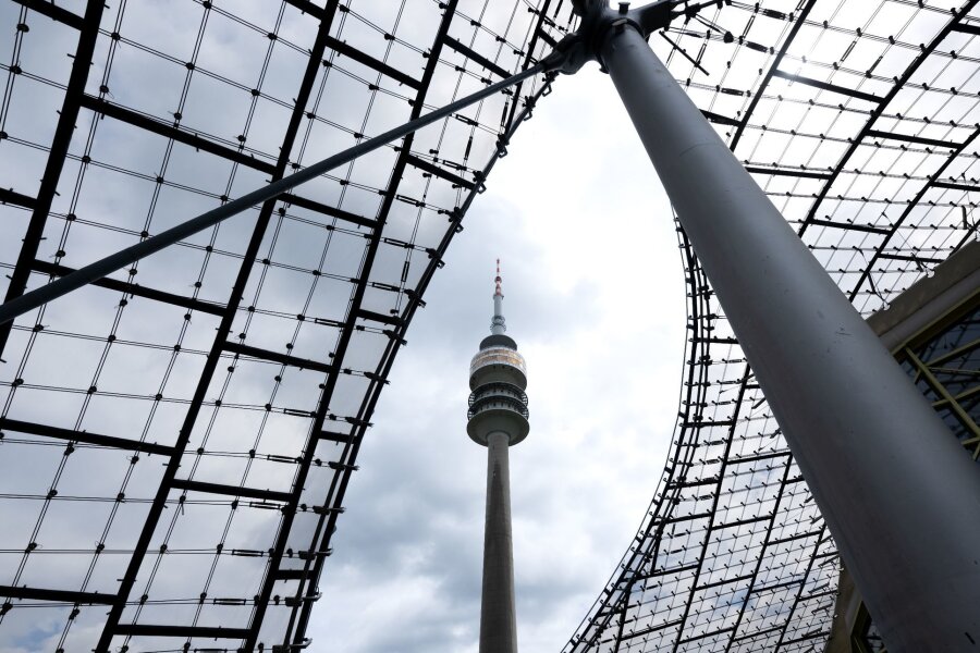 Olympiaturm schließt: Wo es in München noch hoch hinaus geht - Ab dem 1. Juni wird der Olympiaturm wegen Sanierungsarbeiten für voraussichtlich zwei Jahre geschlossen. Geführte Touren über das Zeltdach des Olympiastadions gibt es weiterhin.