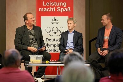 Olympische Nachlese begeistert Publikum - Moderator Raik Bartnik im Gespräch mit den Olympiasiegern Jens Weißflog und Francesco Friedrich (von links).