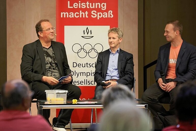 Olympische Nachlese begeistert Publikum - Moderator Raik Bartnik im Gespräch mit den Olympiasiegern Jens Weißflog und Francesco Friedrich (von links).