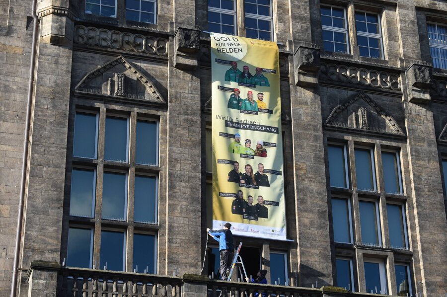 Olympische Spiele: Chemnitzer Rathaus grüßt Athleten - Der Countdown für die Olympischen Winterspiele läuft: Seit Freitag grüßt ein Banner am Chemnitzer Rathaus die Athleten aus Sachsen.