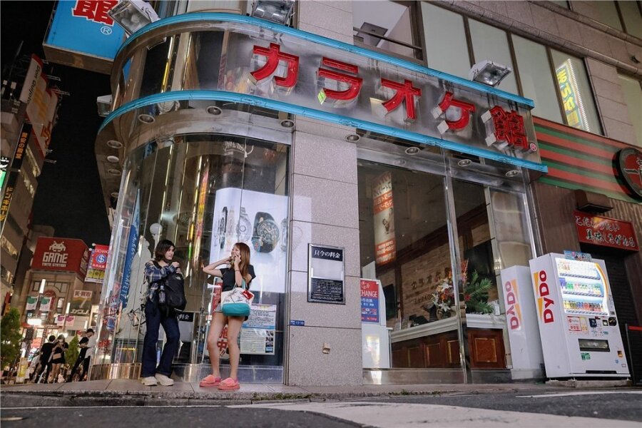 Olympische Spiele: Warum einige Bars in Tokio öffnen - Diese Karaoke-Bar im Tokioter Stadtteil Shinjuku schließt in den Olympiatagen ab 20 Uhr ihre Pforten. 