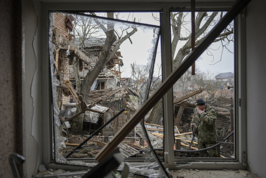 Andrej Gontscharuk, 68, Mitglied der Territorialverteidigung, wischt sich im Hinterhof eines Hauses, das nach Angaben von Anwohnern durch einen russischen Luftangriff beschädigt wurde, außerhalb der ukrainischen Hauptstadt Kiew, das Gesicht ab.