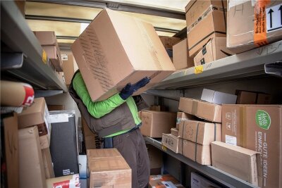 Online-Handel boomt: Das sind die Pflichten von Paketdiensten - Gerade zur Weihnachtszeit haben Paketboten eine Riesenmenge an Auslieferungen zu bewältigen. 