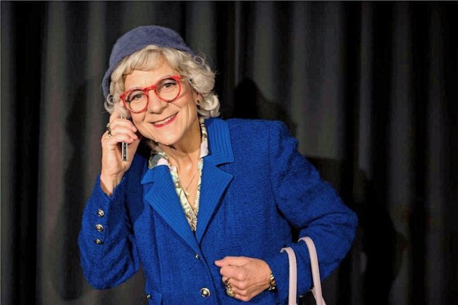Online-Oma in Hartmannsdorf: Was hat Renate Bergmann vor? - Die Schauspielerin Anke Siefken verkleidet als Twitter-Oma Renate Bergmann. 